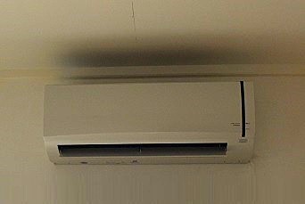 北海道の住宅に設置された冷房専用の壁掛け型エアコンの室内機